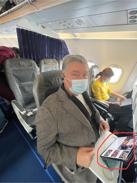 Порошенко смотрел в самолете видео Одессита Домбровского. Скриншот из фейсбука 