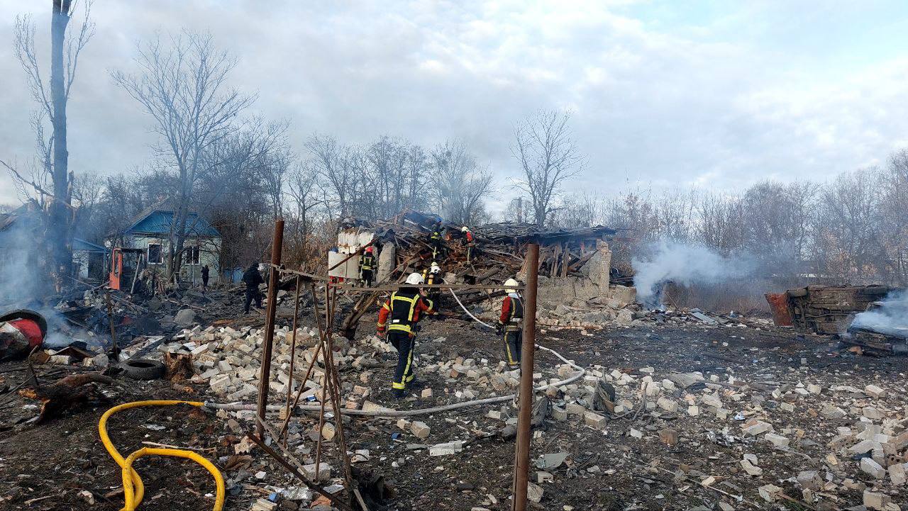 Последствия падения обломков ракет на Дарницкий район Киева