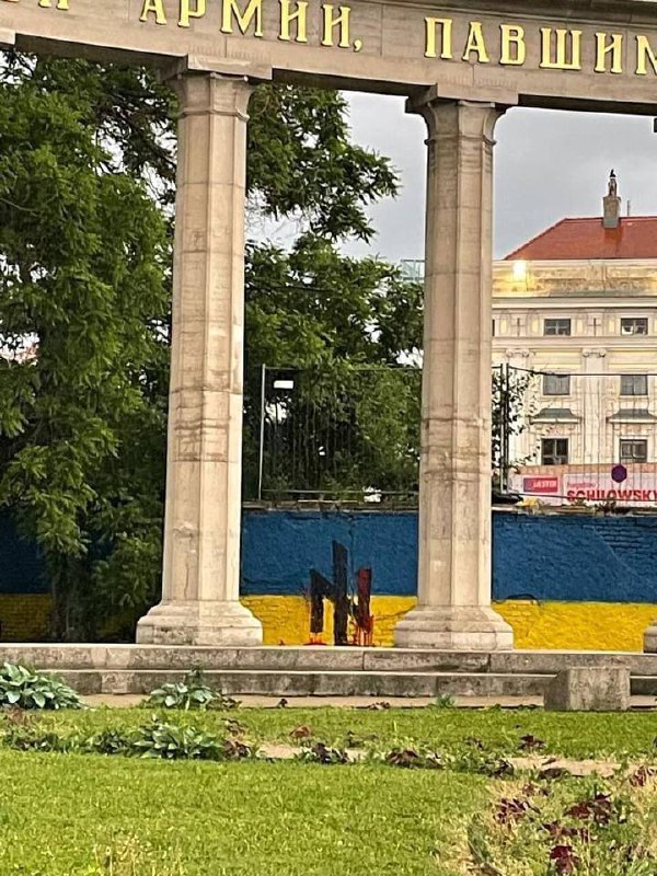 Около памятника советским солдатам в Вене появилась символика Азова. Фото: twitter.com/RusBotWien