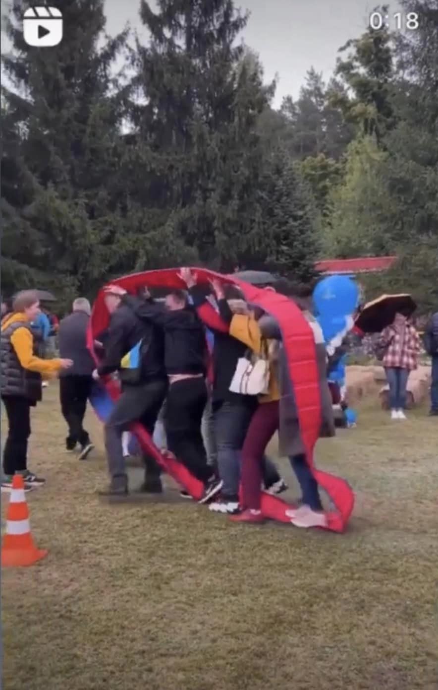 Журналист Михаил Ткач опубликовал в Facebook фото зажигательного корпоратива, на котором вчера компания "Полтавагазвидобування" отмечала День работников нефтяной, газовой и нефтеперерабатывающей промышленности