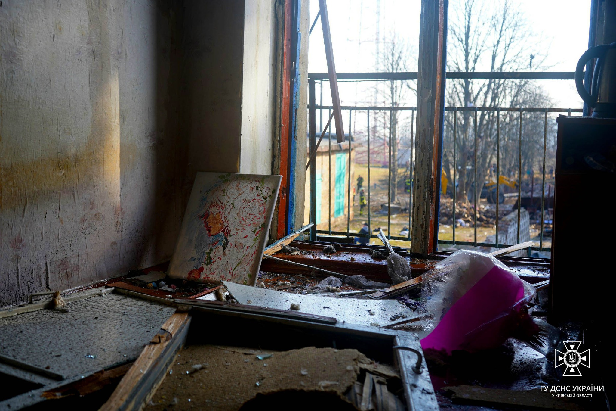 Последствия удара россиян по общежитию. Фото: facebook.com/MNSKOB
