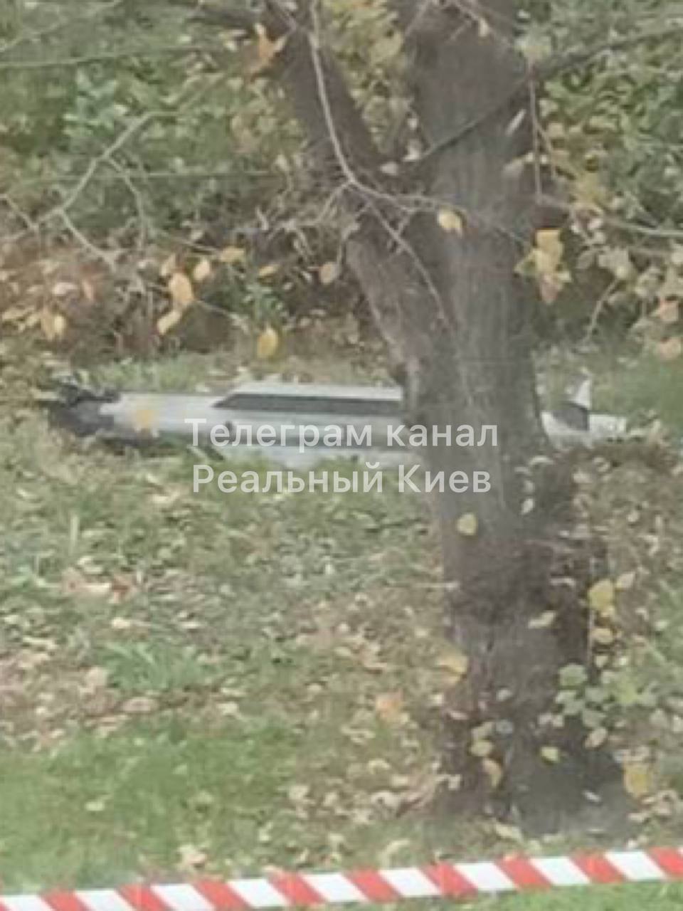 Обломки сбитой ракеты в одном из дворов Киева