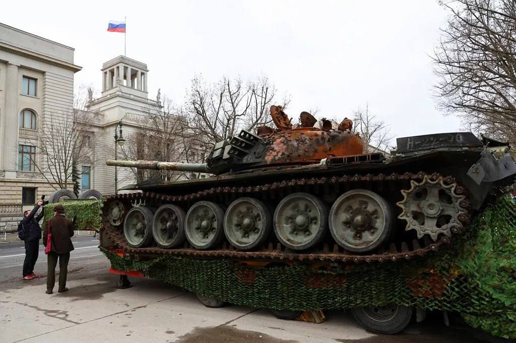танк Т-72 под посольством РФ в Германии