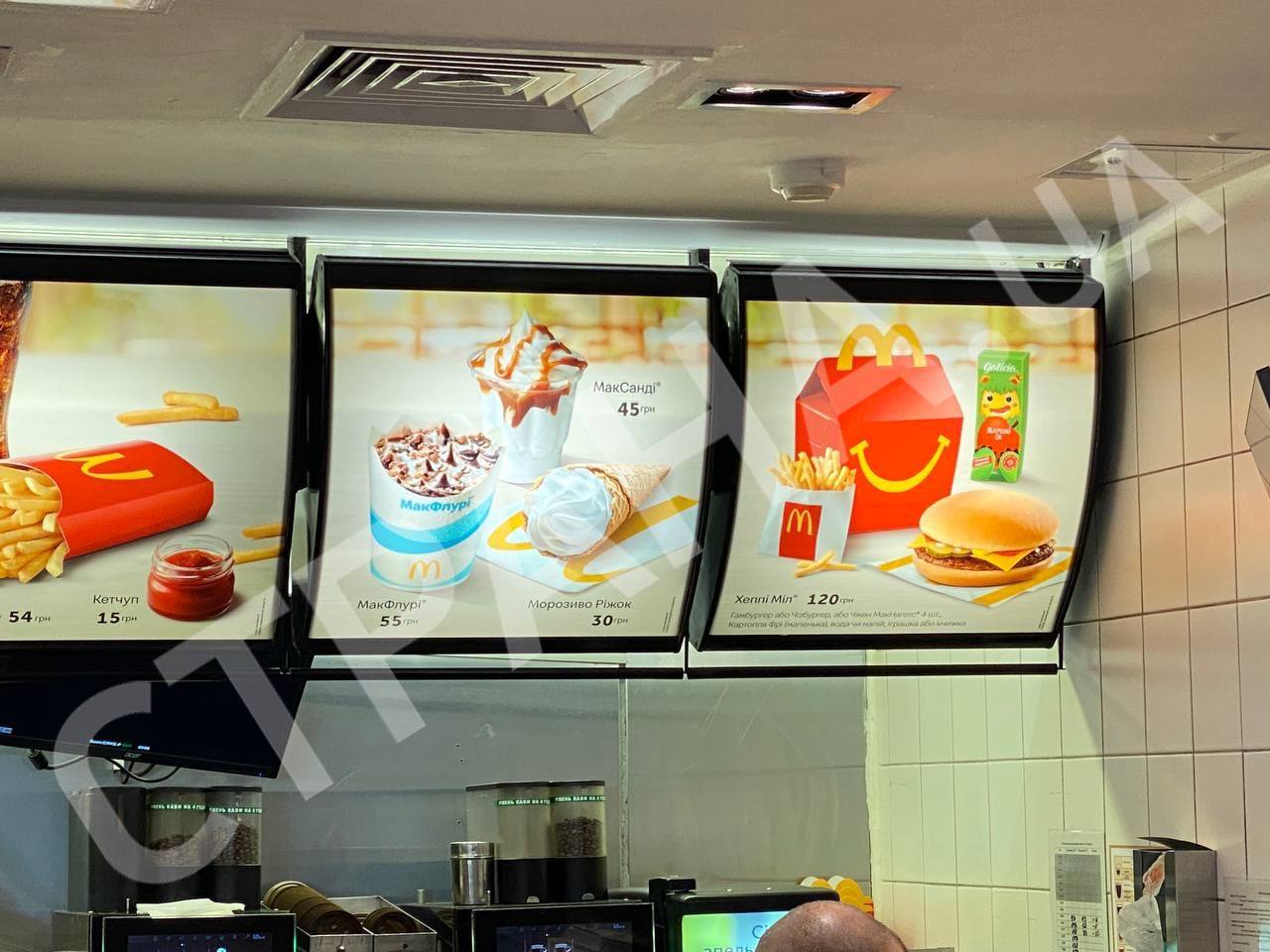 Появились фото и видео первых часов работы открывшегося для посетителей киевского McDonald's на Льва Толстого