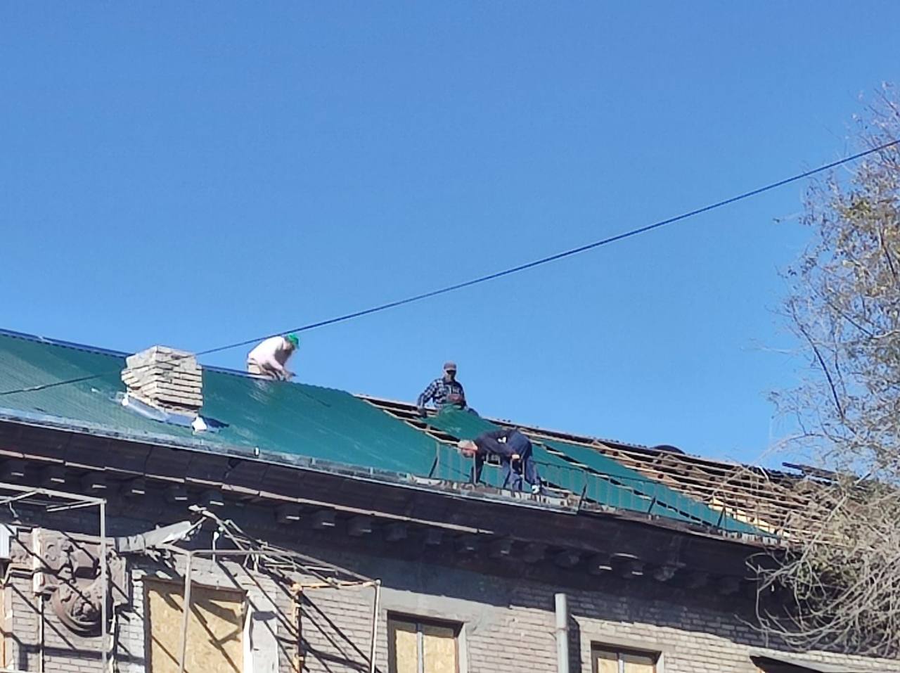 Работы в разрушенном доме в Запорожье