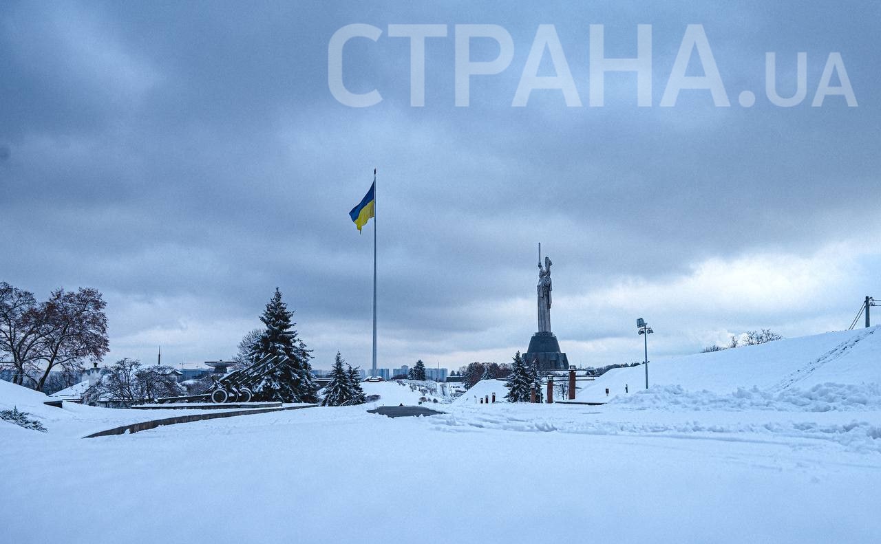 снег в Киеве у Родины-матери