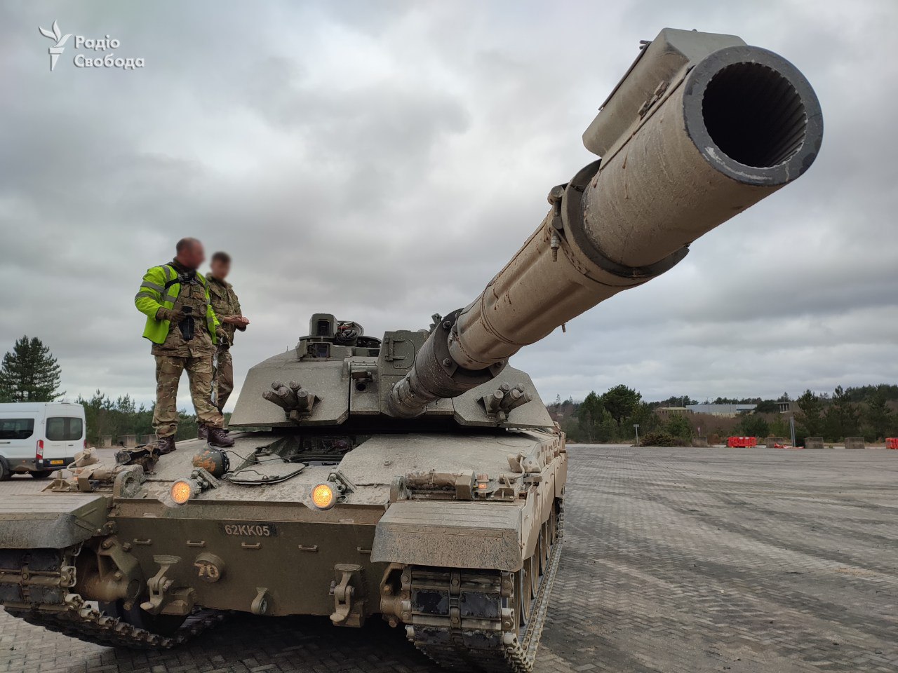 Украинские танкисты тренируются в Британии