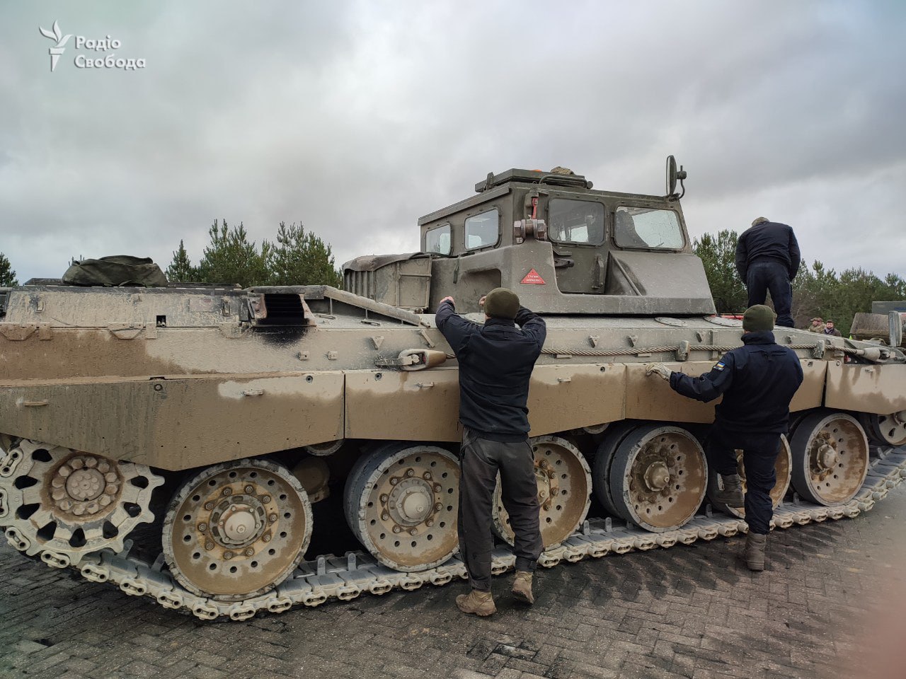 Украинские танкисты тренируются в Британии