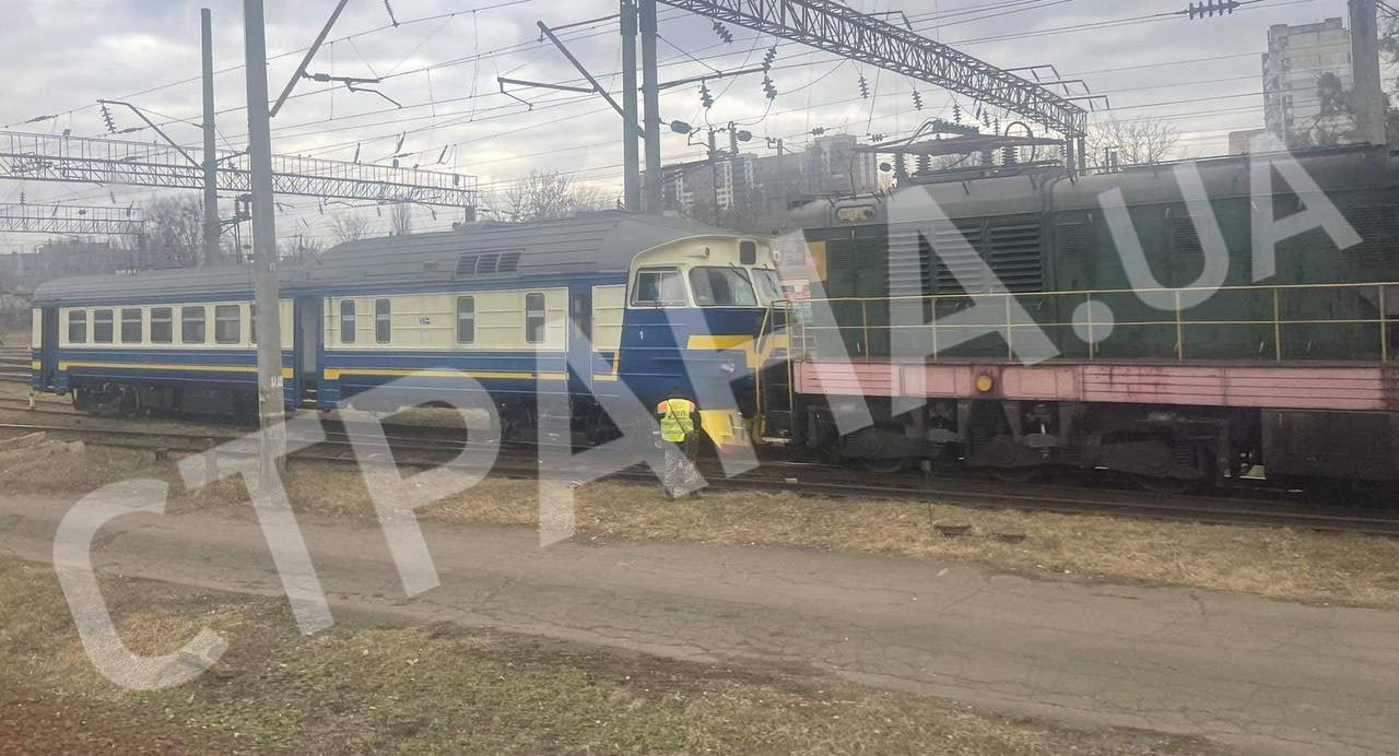 Последствия схода с рельсов поезда "Укрзализныци"