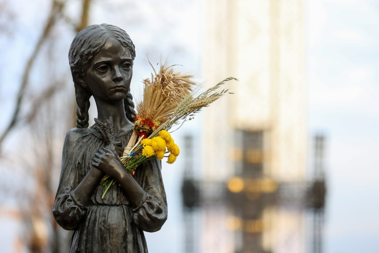 Зеленский вместе с первой леди, Ермаком, Стефанчуком и Шмыгалем почтили память жертв голодоморов