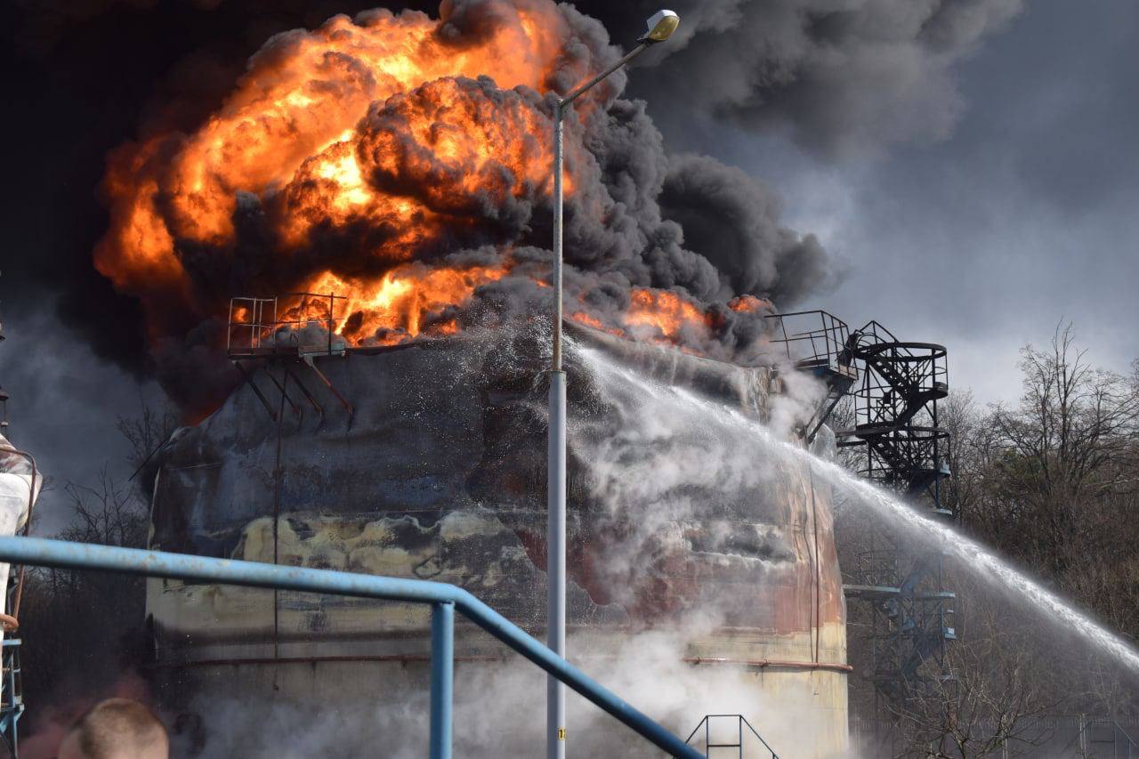 Ровенская область - сотрудники ГСЧС тушат пожар на нефтебазе уже третий день 
