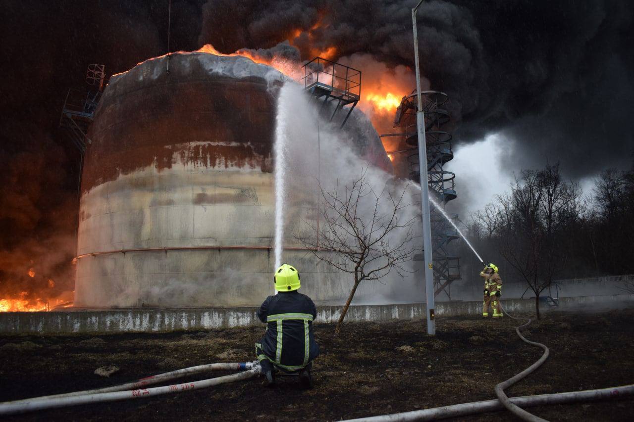 Ровенская область - сотрудники ГСЧС тушат пожар на нефтебазе уже третий день 