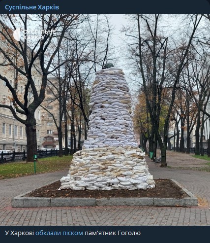 В Харькове памятник Гоголю укрыли мешками с песком