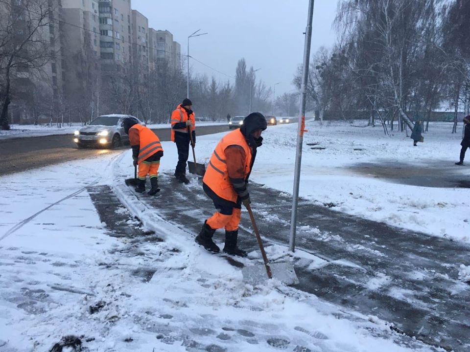 Уборка снега в Киеве