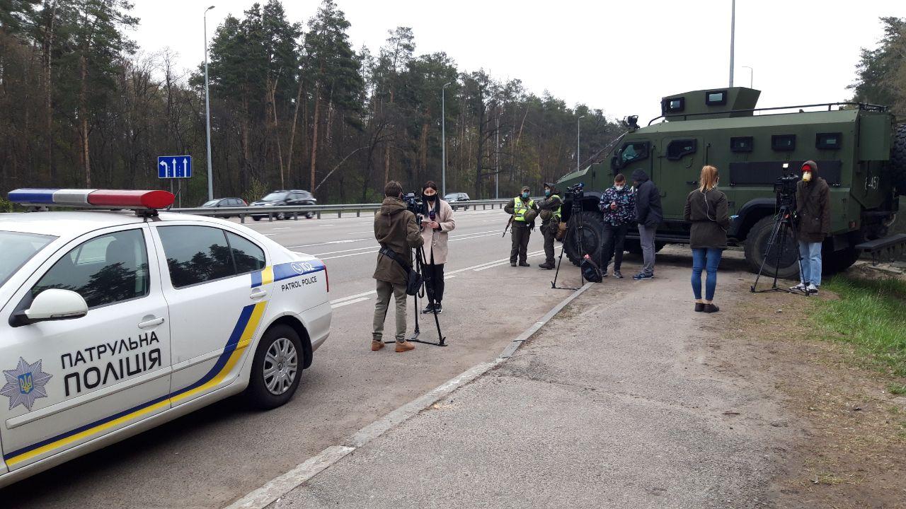 блокпост при въезде в Киев, где будут мерить температуру