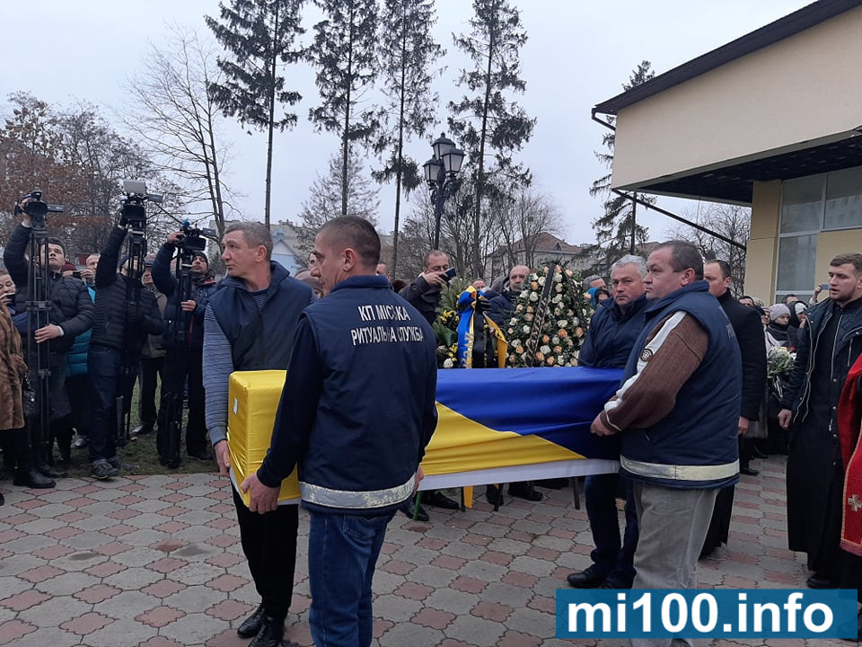 выносят гроб с телом погибшей бортпроводницы Марии Микитюк