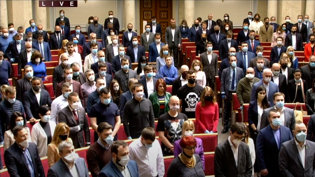 Не все депутаты пришли в Раду в масках. Скриншот: YouTube/&nbsp;RadaTVchannel