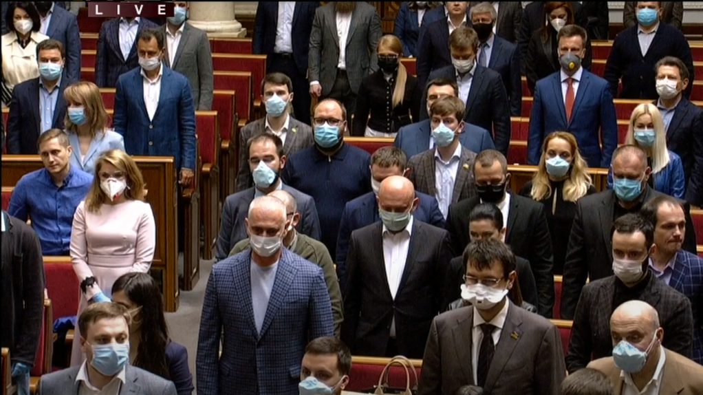 Не все депутаты пришли в Раду в масках. Скриншот: YouTube/&nbsp;RadaTVchannel