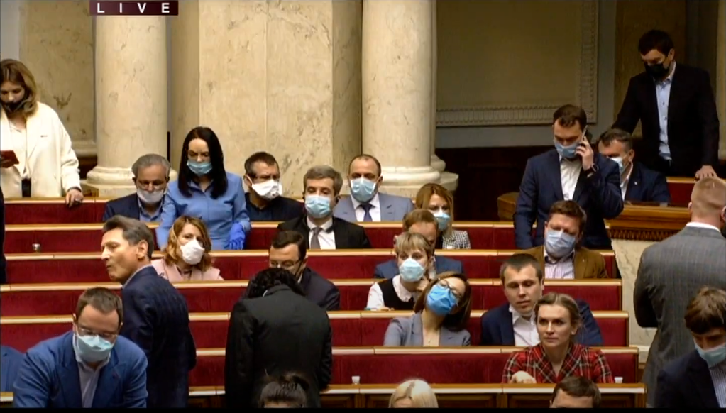 Не все депутаты пришли в Раду в масках. Скриншот: YouTube/&nbsp;RadaTVchannel