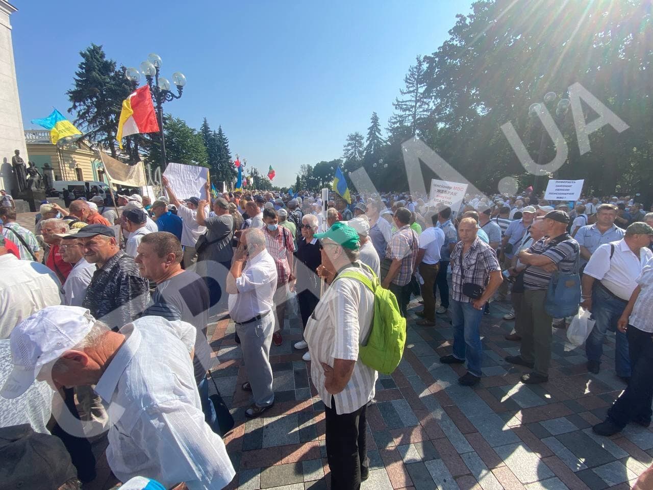 Митинг пенсионеров под Радой. Фото: Страна