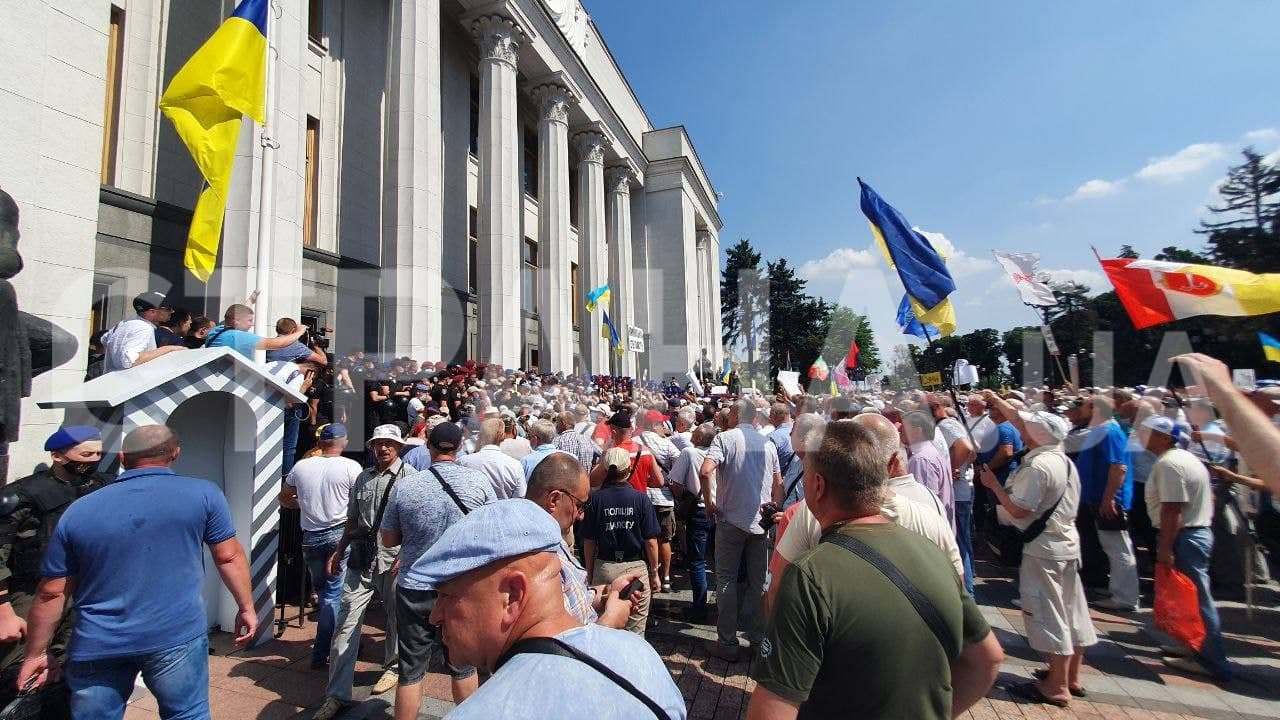 Митинг пенсионеров под Радой. Фото: Страна