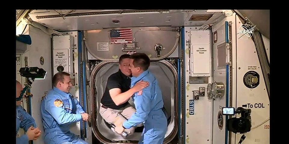 Астронавты Crew Dragon переходят на МКС. Фото 2