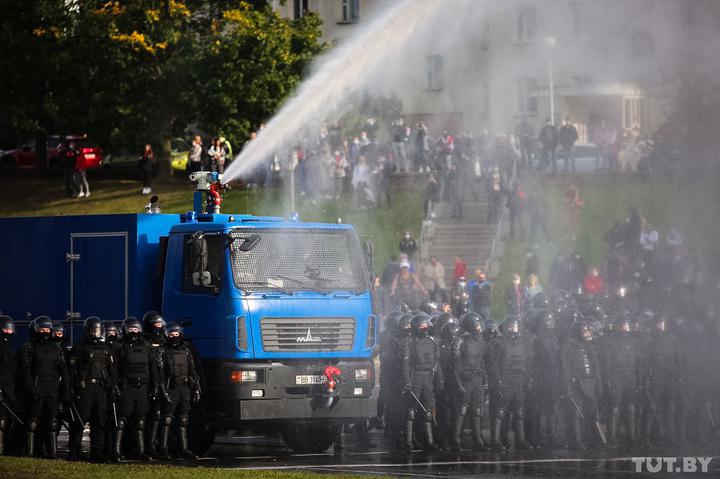 В какой-то момент у одного водомета струя начала бить вверх