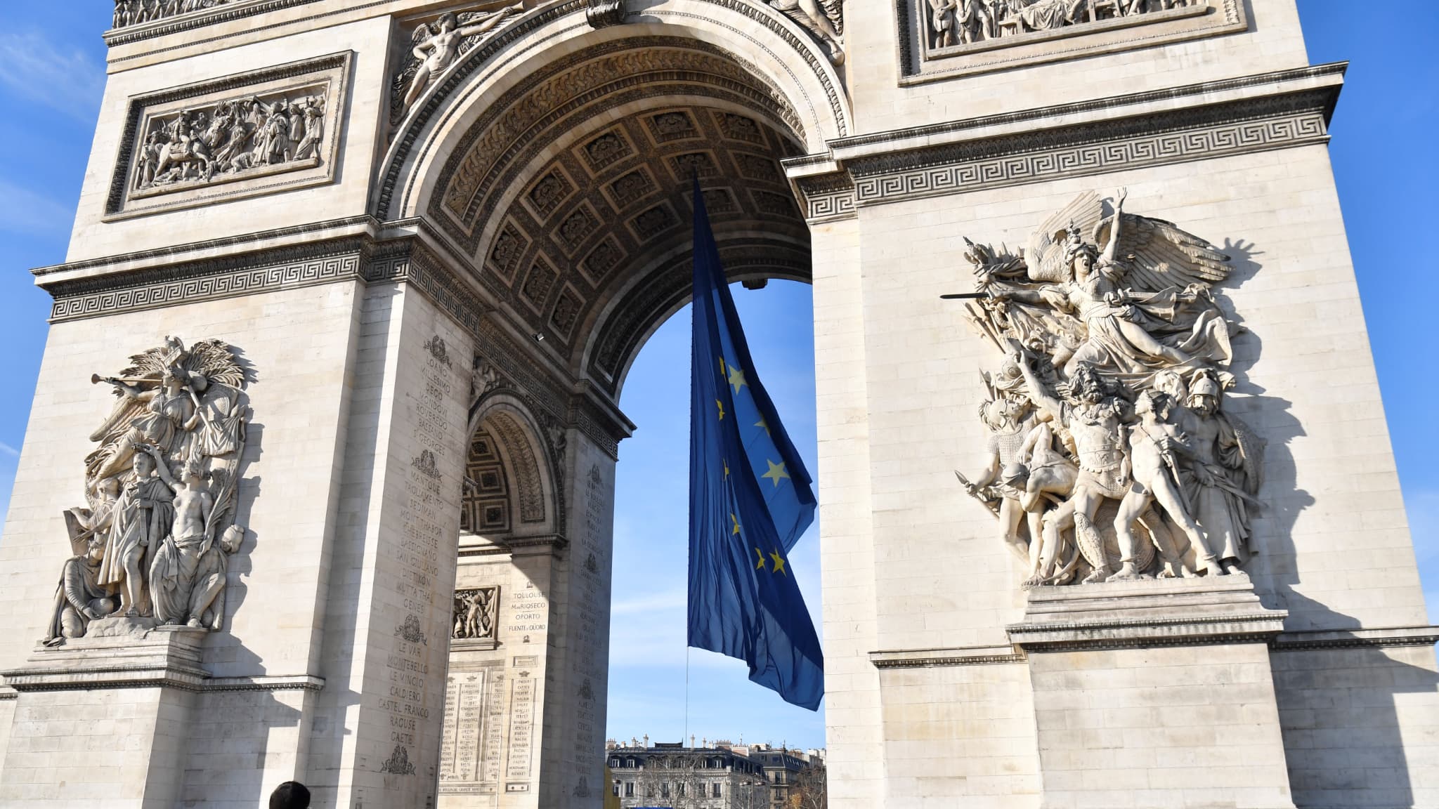 Триумфальная арка с флагом ЕС