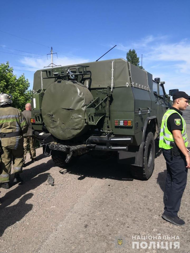 В Харьковской области произошла авария с участием военных автомобилей