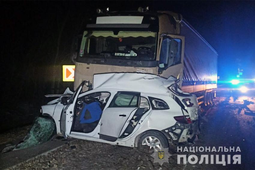 Под Хмельницком произошло ДТП с участием грузовика и легковушки. Фото: hm.npu.gov.ua