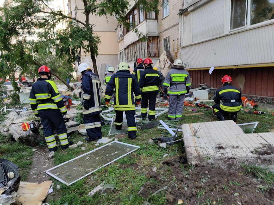 В Киеве под завалами дома нашли тело первой жертвы. Фото: facebook.com/MNS.GOV.UA