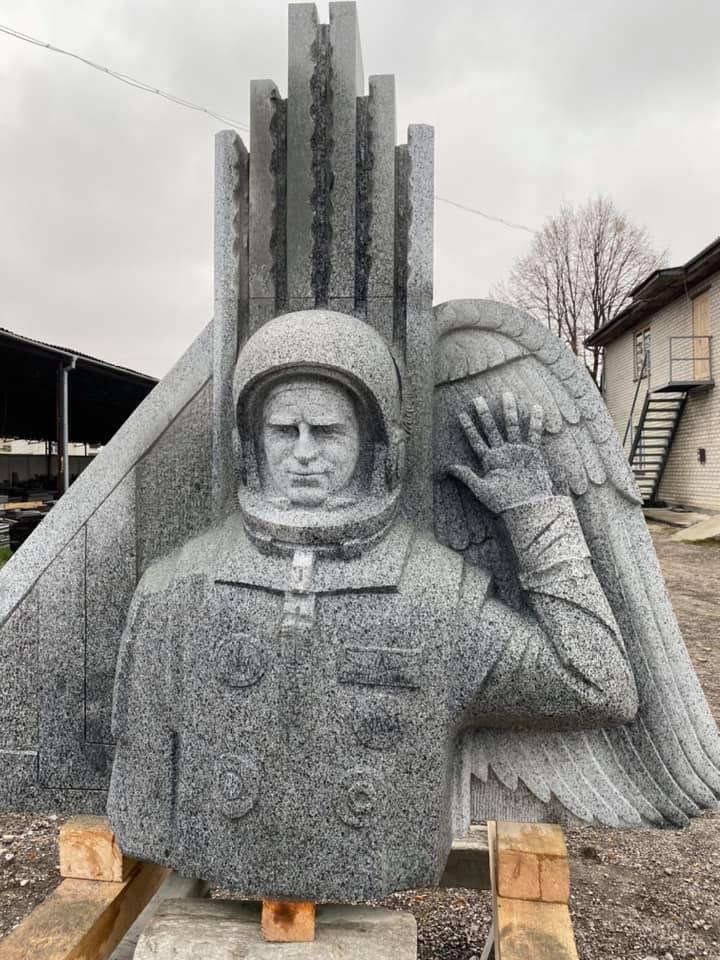 Каменщики из Житомирской области изготовили памятник Каденюку. Фото: УНИАН