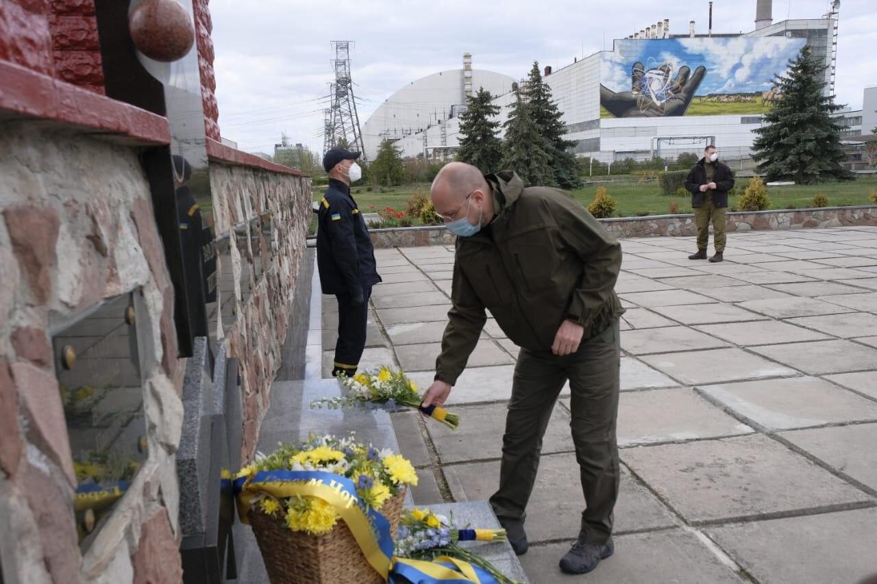 Шмыгаль и Зеленский возложили цветы к памятнику на ЧАЭС. Фото: t.me/PM_Shmigal