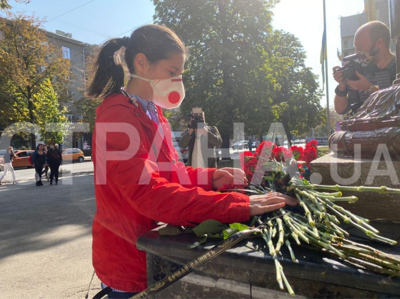 К университету Кожедуба харьковчане несут цветы. Фото: Страна