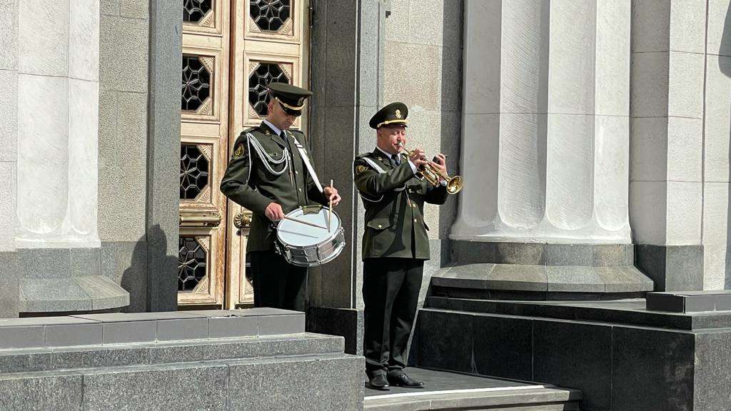 Под Радой снова несут почетную службу бойцы Нацгвардии. Фото: Верховная Рада