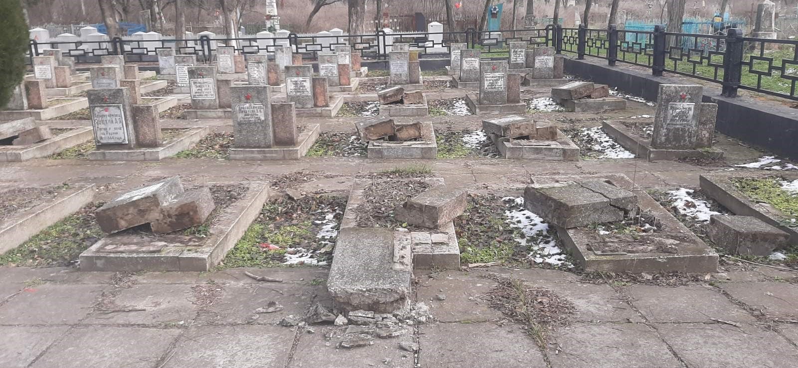В Херсоне вандалы разбили около 20 памятников братской могилы. Фото: Полиция