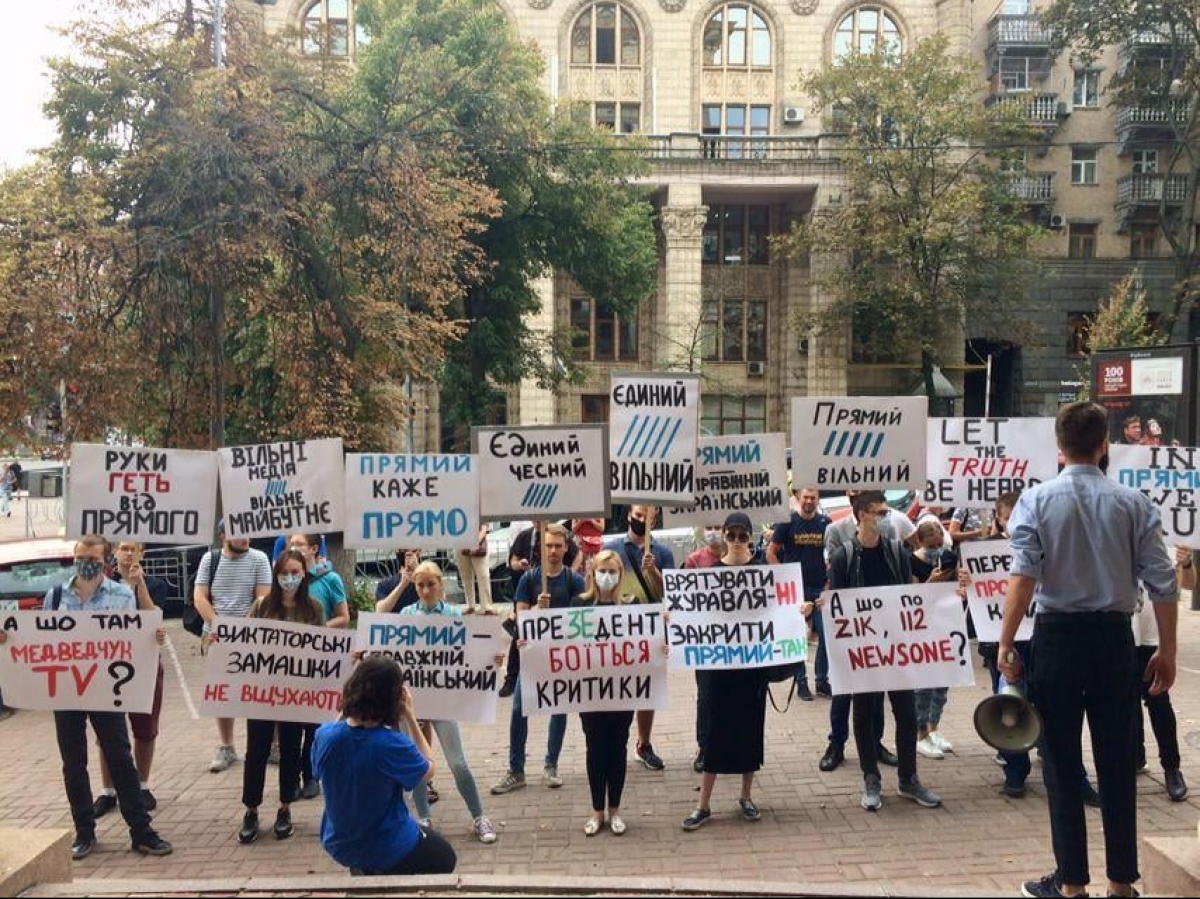 На акции в поддержку "Прямой FM" под Нацсоветом сторонники Порошенко требуют закрыть "112 Украина", ZIK и NewsOne. Фото: 5 канал