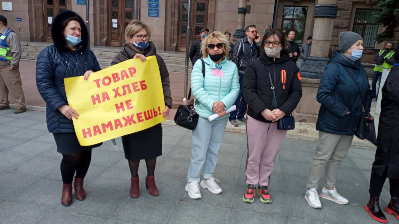 В "красном" Николаеве протестующие против ограничения работы транспорта прорвались в мэрию. Фото: НикВести