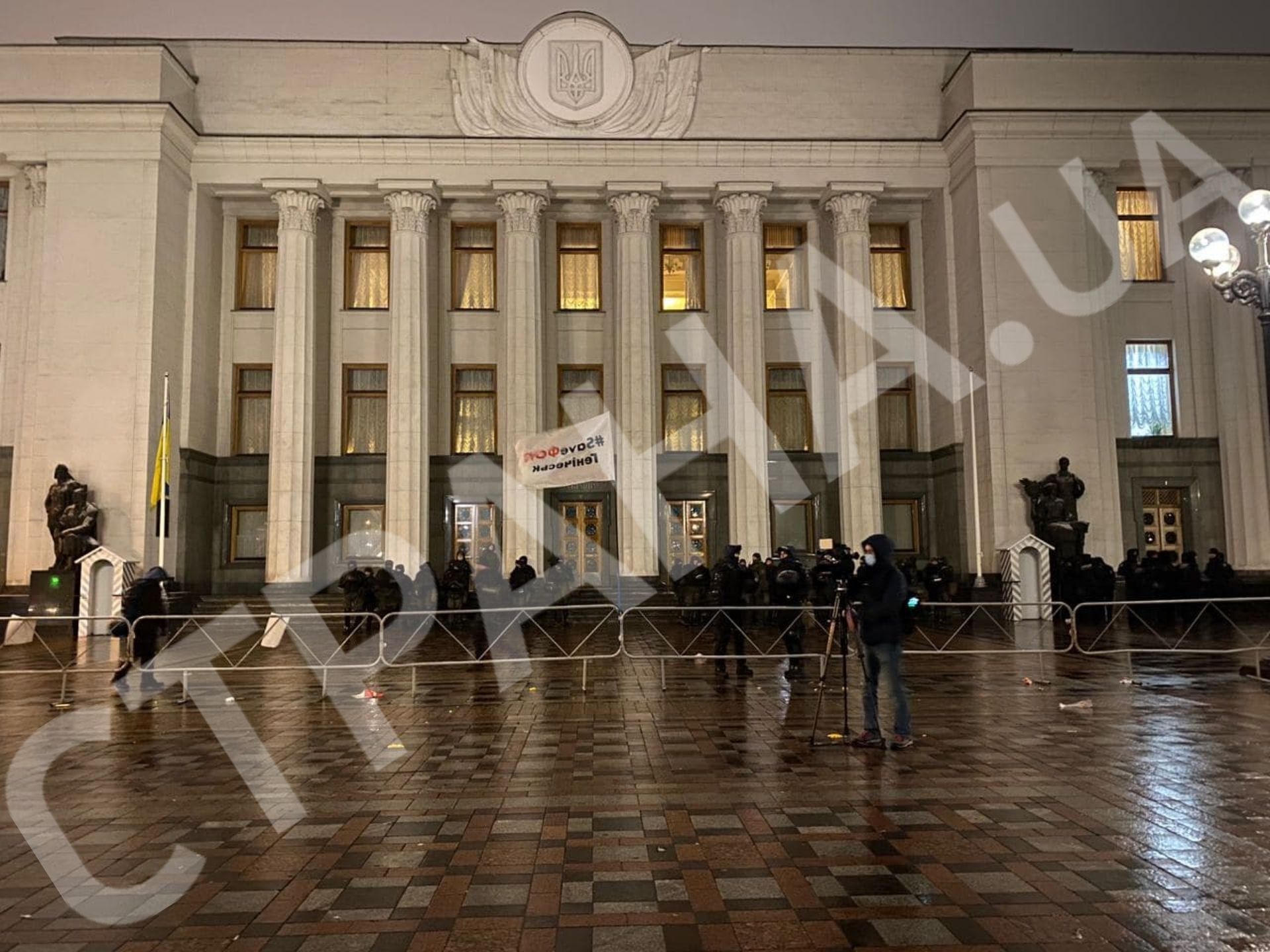 Предприниматели разблокировали выезды из Кабмина и остаются ночевать под Радой. Фото: Страна