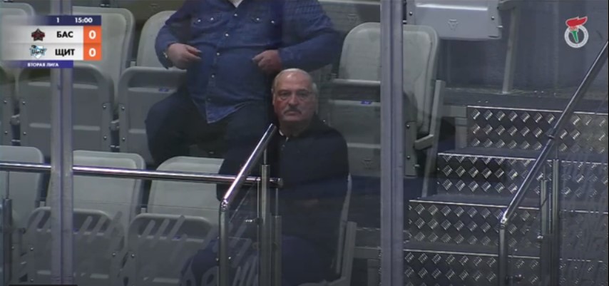 Сын Лукашенко ударил соперника клюшкой между ног и был удален с матча на глазах у отца. Скриншот