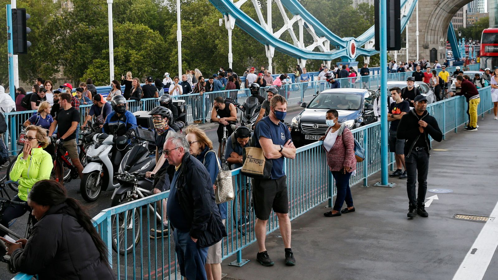 В Лондоне из-за поломки Тауэрского моста возник транспортный коллапс. Фото: Sky News