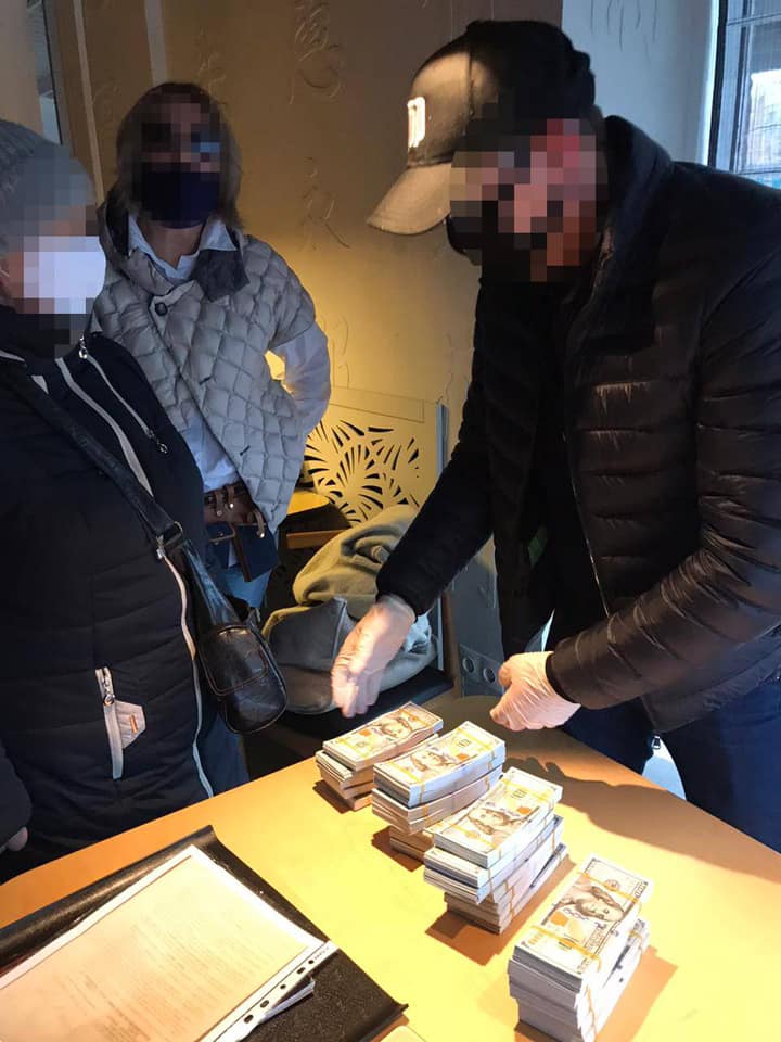 В Киеве задержали двух мошенников при получении взятки в $250 тысяч. Фото: facebook.com/pgo.gov.ua