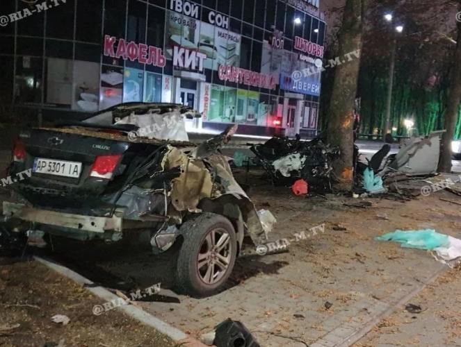 В Мелитополе в результате ДТП авто разорвало пополам
