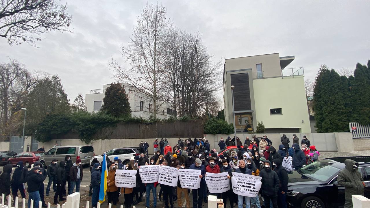 Перед посольством Украины в Праге прошел митинг