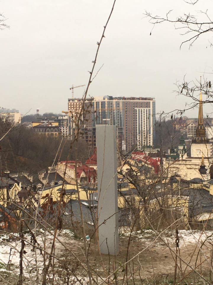 В Киеве обнаружили таинственный монолит. Фото: facebook.com/yuriy.romanenko