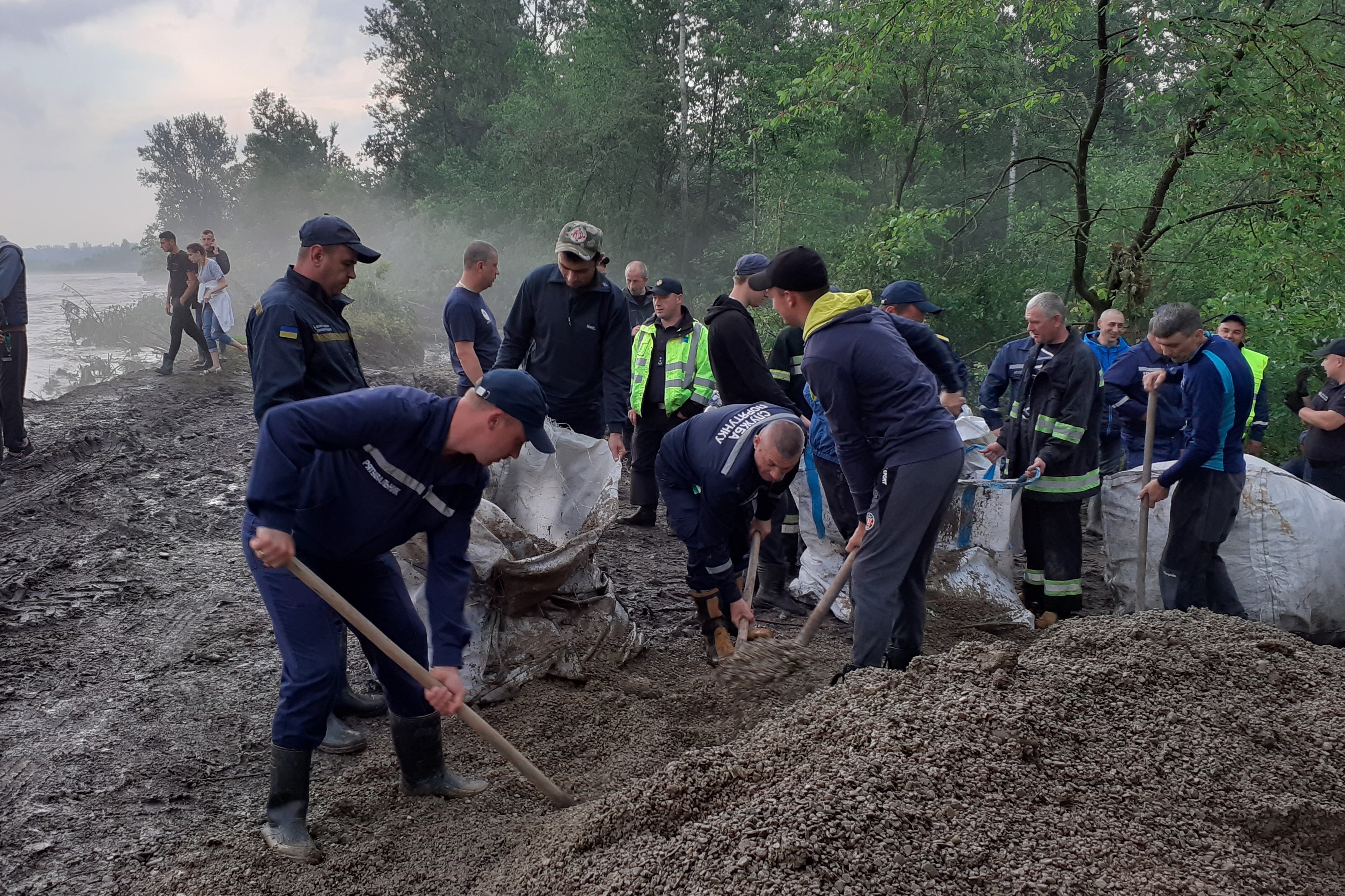 В Черновицкой области прорвало две дамбы, десятки людей бросились укреплять берег подручными средствами. Фото: ГСЧС