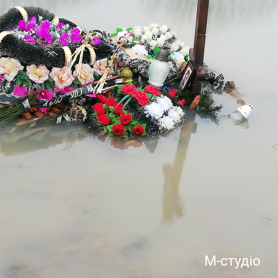 Затопленное кладбище в Мукачево. Скриншот facebook.com/mstudio.tv