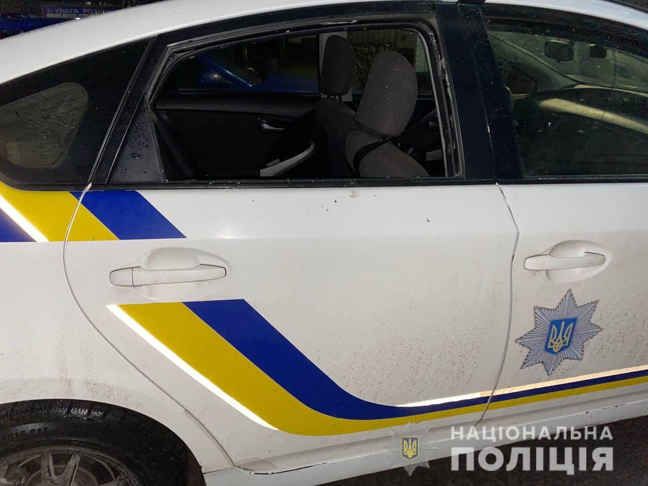 Житель Ровно атаковал полицейское авто. Скриншот из фейсбука