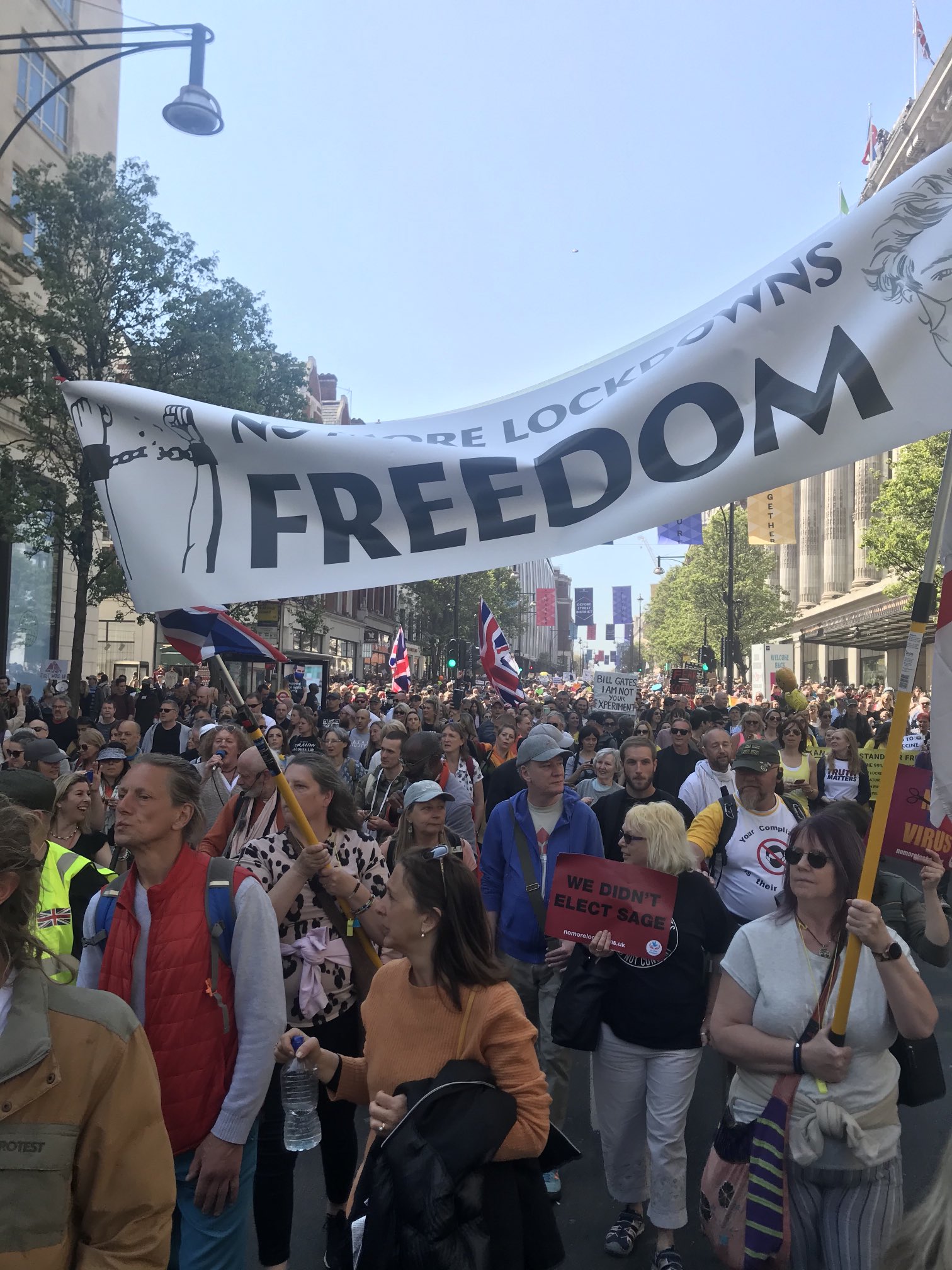 протесты в Лондоне. Скриншот из твиттера Бен