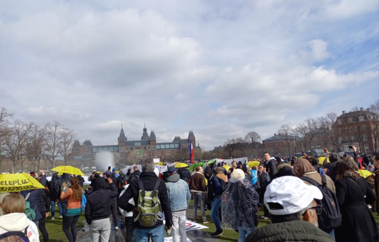 Протесты в Амстердаме. Скриншот из твиттера  zizazuz